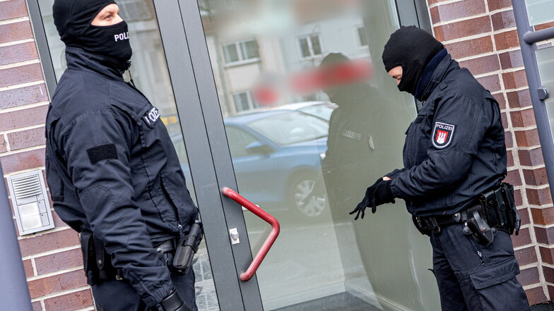 Bei einem Großeinsatz im kriminellen Milieu in Bremen sind mehrere Menschen festgenommen worden.
