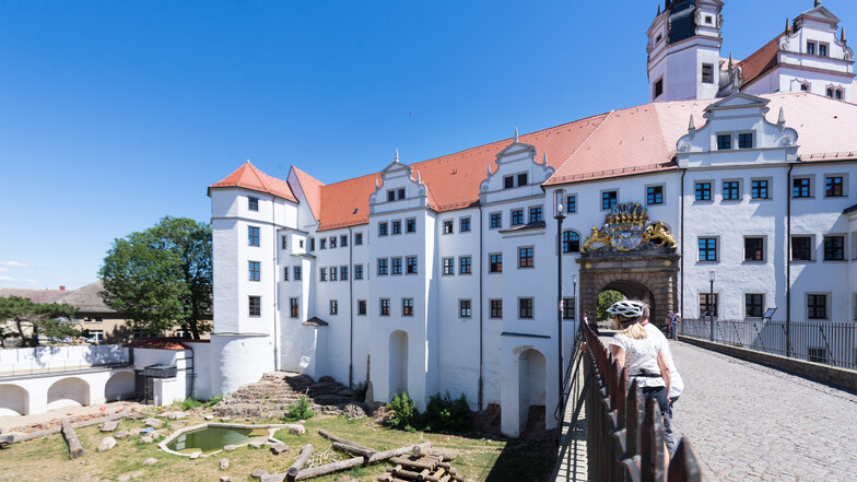 Blick auf das Schloss Hartenfels mit Schlossbrücke (r) und dem Bärengraben (unten). 
