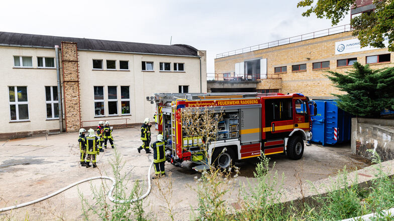 Feuerwehrleute mussten am Montagnachmittag zu einer Radeberger Firma ausrücken.