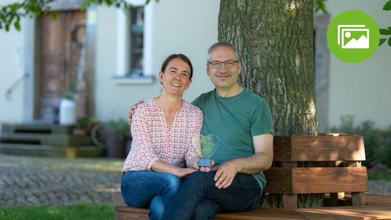 Vor sechs Jahren haben sich Eva-Maria und Heiko Proske dazu entschieden, den Gutshof in Doberschau zu vier individuellen Ferienwohnungen umzubauen. Stolz zeigen sie die Auszeichnung "Gästeliebling".