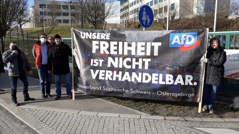 Die Kreisräte der AfD, Bernd Schneider, André Barth, Mike Herrmann und Steffen Janich (v.l.) protestierten vor dem BSZ in Pirna-Copitz. Von der FDP gab es dafür Kritik.