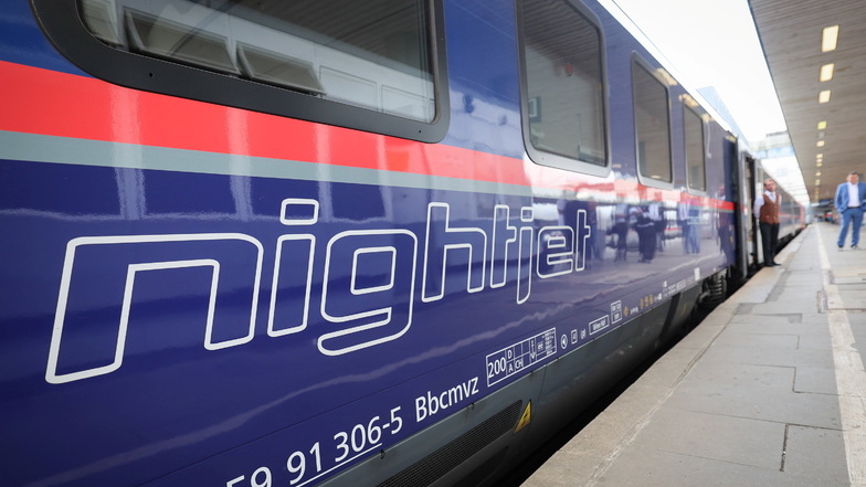 Ein Waggon des Nightjet der Österreichischen Bundesbahn mit dem "Liegewagen comfort" steht bei einem Medientermin am Bahnhof Altona.
