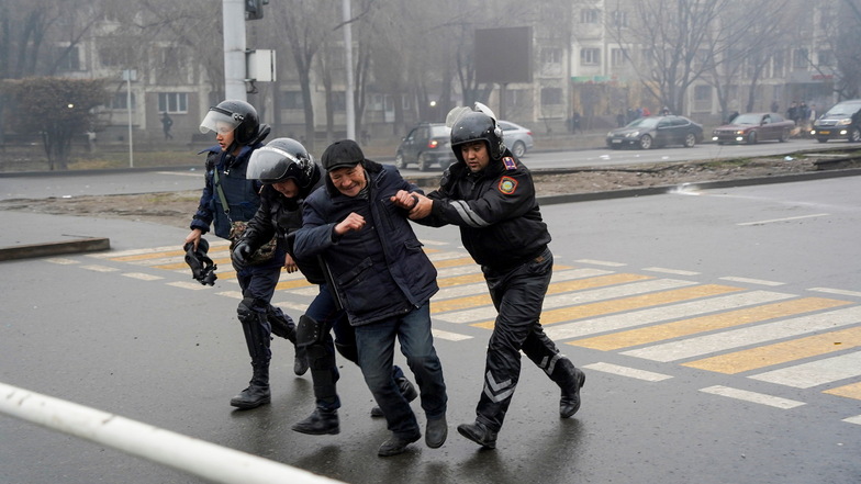 Kasachstan, Almaty: Polizeibeamte halten einen Mann während einer Demonstration in Almaty fest.