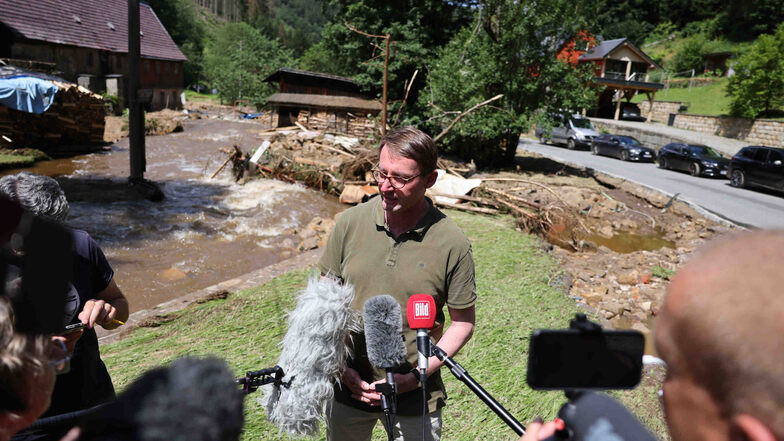 Innenminister Roland Wöller (CDU) besuchte am Sonntag das Hochwassergebiet in der Sächsischen Schweiz. In Reinhardtsdorf-Schöna verschaffte er sich ein Bild von den Schäden, die durch Erdrutsche und Überflutungen verursacht wurden.