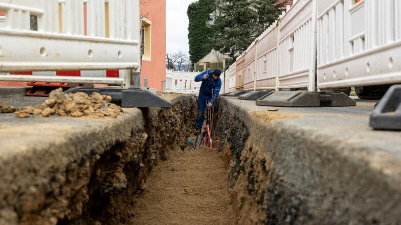 Eine Kabeltrasse wie diese fehlt noch in Mittelndorf. Dabei müssen die Arbeiten wegen der Fördermittel bis Ende des Jahres abgeschlossen sein.