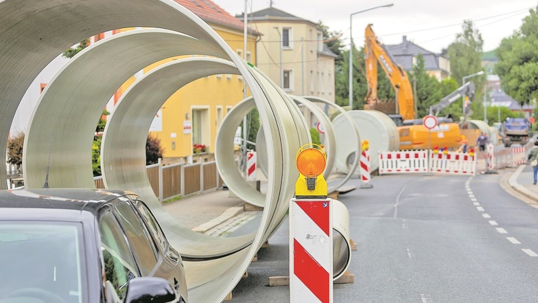 Insgesamt zehn riesige Rohrstücke werden nun in der Poisentalstraße zu einem neuen Stauraumkanal aneinandergereiht. Sie haben jeweils einen Durchmesser von 2,80 Metern.