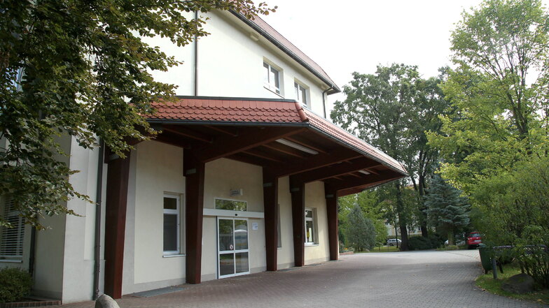Die Notaufnahme im Krankenhaus Emmaus in Niesky soll schon seit Jahren umgebaut werden. Rechtliche Auflagen und Verordnungen haben zu Verzögerungen geführt.