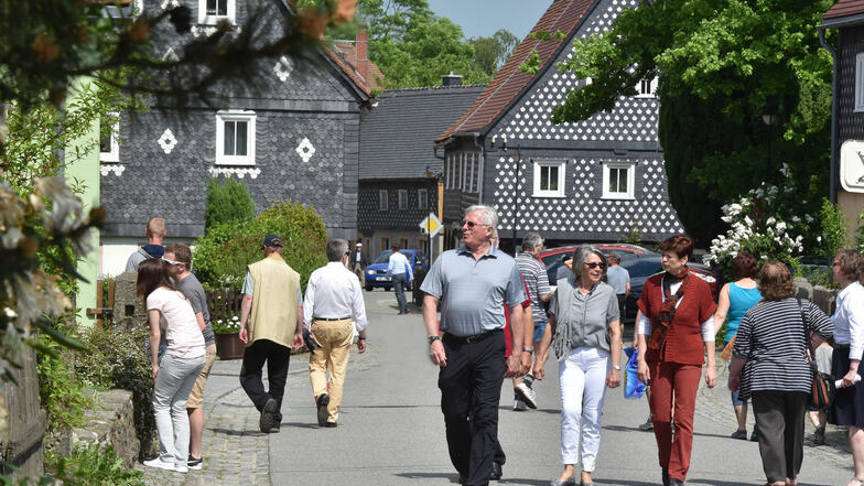 Zum Tag des offenen Umgebindehauses kommen Hunderte Besucher, wie hier nach Obercunnersdorf.