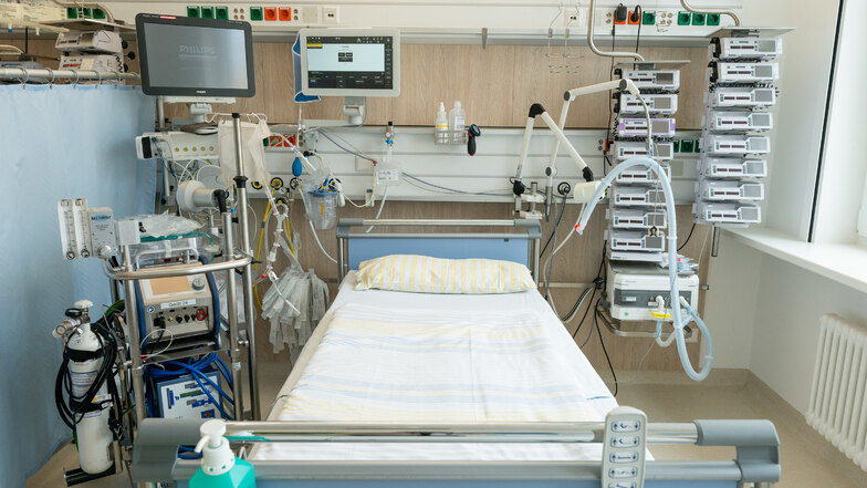 Ein Bett auf einer Intensivstation der Uniklinik Dresden. "Sachsens Krankenhäuser sind für Behandlung schwerkranker Covid-19-Patienten gut vorbereitet", sagt Gesundheitsministerin Petra Köpping.