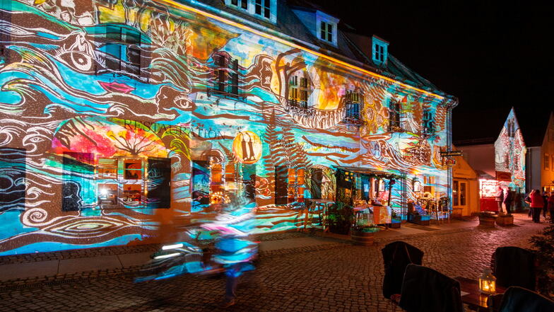 Kunstvoll angestrahlte Häuser auf dem Anger in Altkötzschenbroda in Radebeul verbreiteten vorweihnachtliche Stimmung.