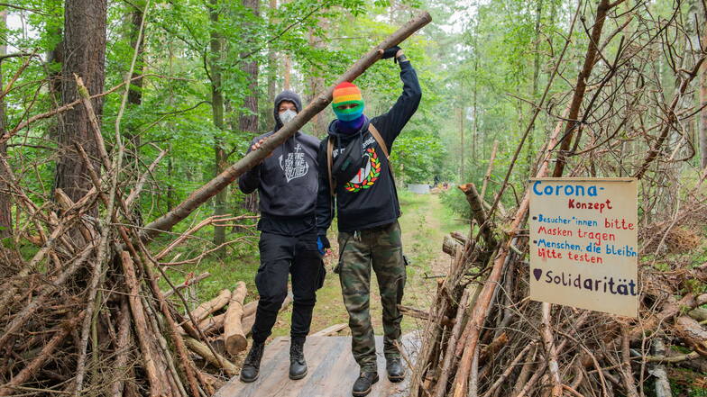 Karl und Markus heißen diese beiden Besetzer des Waldstückes bei Würschnitz. Die Umweltaktivisten redeten jetzt mit der BI gegen den Kiesabbau.