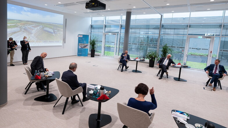 Werksführung vom Konferenzraum aus: Bundespräsident Frank-Walter Steinmeier (hinten Mitte) erfährt von Bosch-Experten, wie sich die Chipproduktion wandelt.