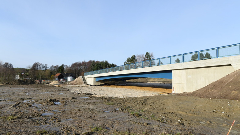 Fertige Brücke im Zuge der S161 zwischen Eschdorf (links) und Dittersbach. Die künftige Schnellstraße führt unter der Brücke hindurch.