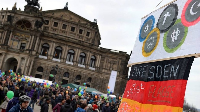 Dresden ist wegen der Pegida-Demonstrationen bewusst als Schauplatz ausgewählt worden.