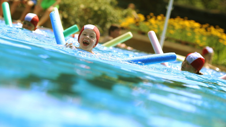 Schwimmkurse für Kinder sind in diesem Sommer besonders gefragt - nachdem wegen Corona monatelang der reguläre Schwimmunterricht an den Schulen ausgefallen ist.