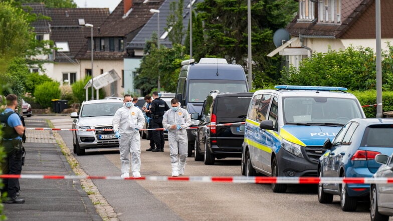 Polizei und Spurensicherung sind vor einem Haus im Wiesbadener Ortsteil Kohlheck im Einsatz.