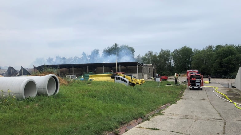 Feuerwehr und THW haben bis zum Dienstagmorgen den Großbrand in Großerkmannsdorf gelöscht.