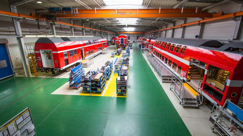 Blick in eine Montagehalle des Bautzener Bombardier-Werkes. Bis März 2021 will der französische Alstom-Konzern die Übernahme des Noch-Konkurrenten abschließen.