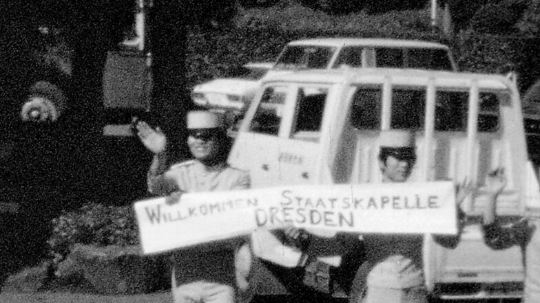 Willkommen im Nichtsozialistischen Währungsgebiet: Vor 60 Jahren empfingen Polizisten in Tokio die Staatskapelle auf Welttournee. Solobratschist Alfred Schindler hielt auch das mit seiner Handkamera fest.