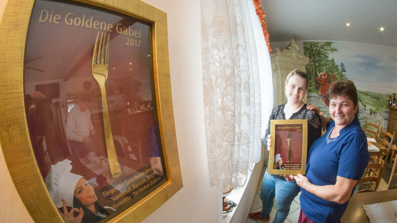 Susanne Hoppenz (links) und ihre Mutter Simone Schröter freuen sich über die zweite Goldene Gabel als beliebte Gaststätte.