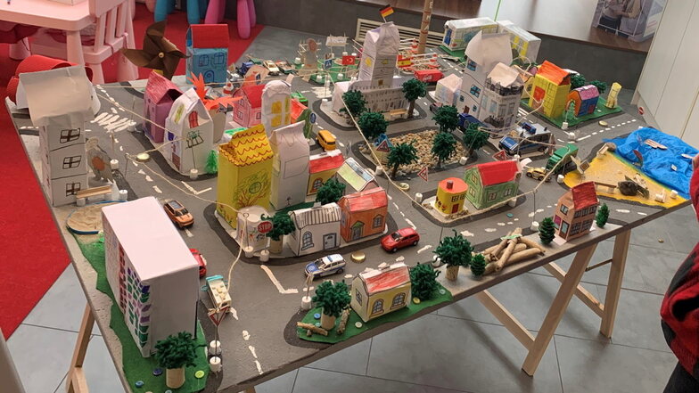 In der Sparkassen-Filiale Dresdner Straße in Großenhain ist diese Stadt aus Papier zu bestaunen: eine Projektarbeit des Kindergartens Kinderwelt vom Schacht.