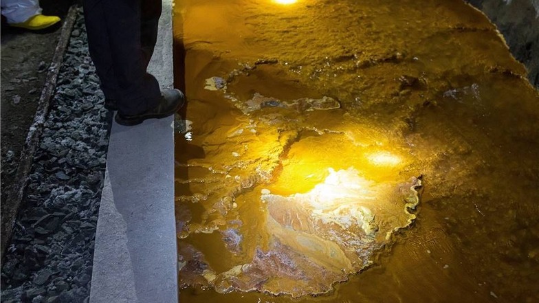 Das Grubenwasser, zu dessen Ableitung der Stollen dient, ist durch Eisenocker gelb gefärbt.