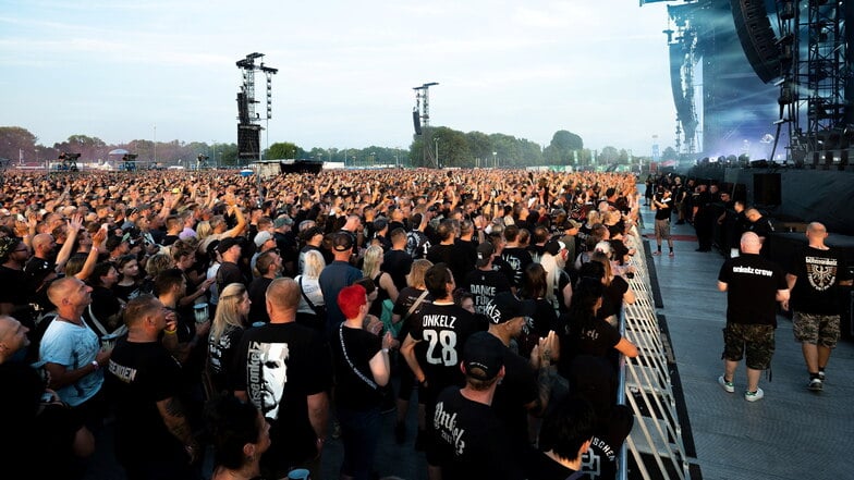 Rund 70.000 Fans kamen zum ersten Onkelz-Konzert in die Rinne.