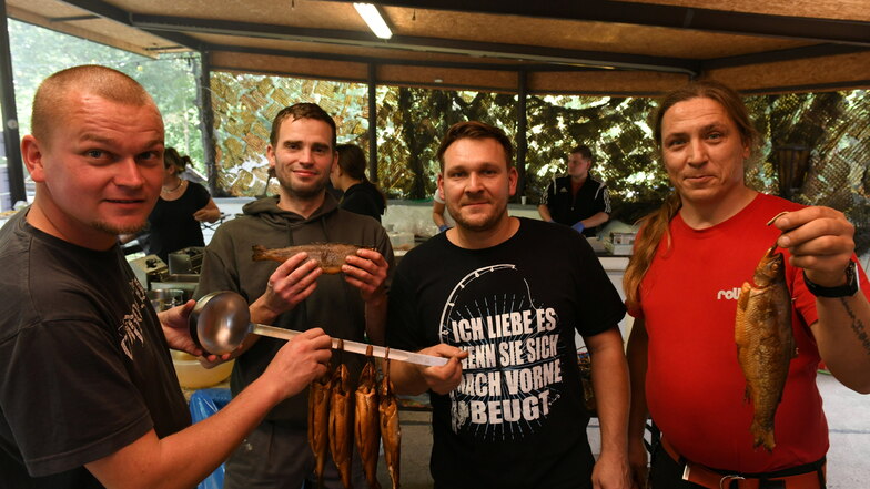 Felix Müller, Hendrik Damm, Frank Jockols und Ronny Zimmermann sorgten dafür, dass keiner hungrig das Festgelände am Noschkowitzer Wald verlassen musste.