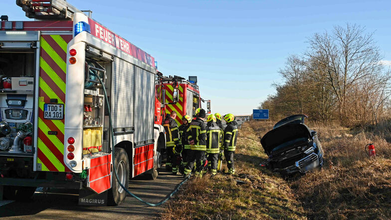 Feuerwehreinsatz auf der A14: Ein Audi-Fahrer ist am Sonntag von der Autobahn abgekommen.