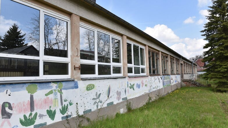 Die ehemalige Förderschule in Ulberndorf steht seit Jahren leer. Der Landkreis unternimmt jetzt wieder Verkaufsbemühungen.