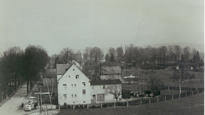 Diese Ansicht entstand etwa um 1955. Sie zeigt die Bischofswerdaer Straße - vorn die Tankstelle, dahinter die Aue.