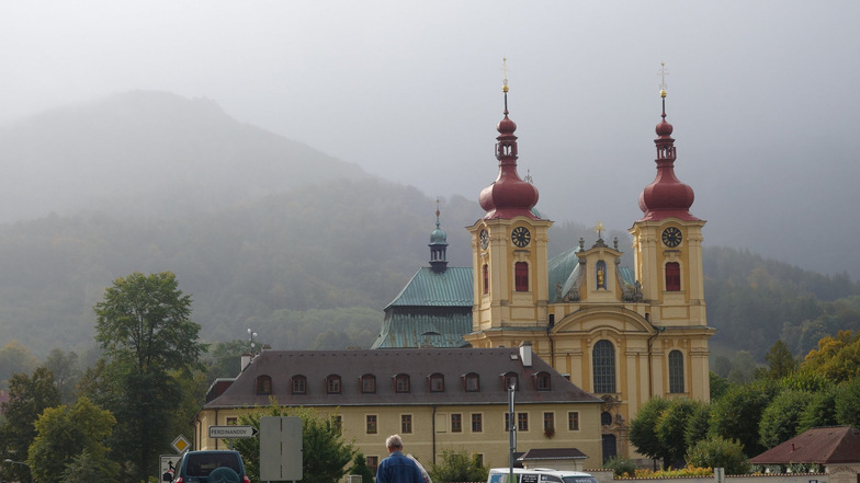 Umgeben von Bergen und Nebel: Das ehemalige Franziskanerkloster (links der Kirche) ist heute ein Internationales Bildungszentrum der katholischen Kirche.