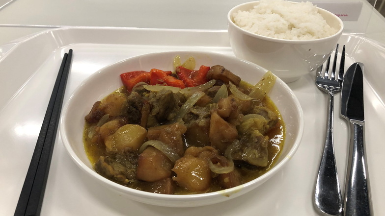 Einmal Curry Beef Potatoes mit Reis, bitte. Kostet im Pressezentrum zwölf Euro und schmeckt... naja.