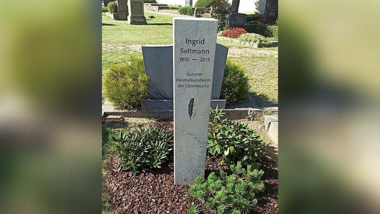 Die Gedenkstele für Ingrid Seltmann auf dem Zittauer Friedhof.