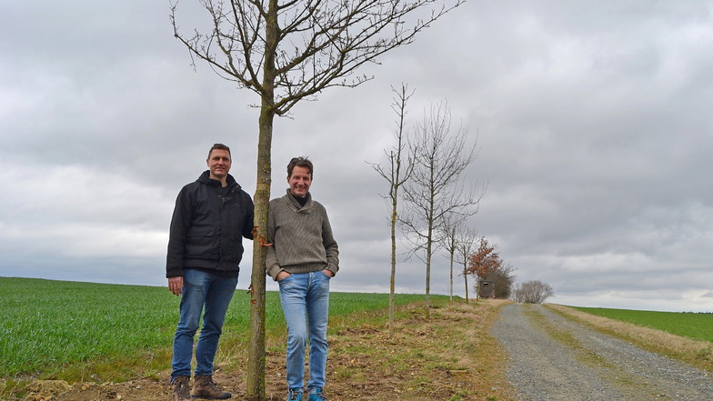 Mattias Pötig (l.) und Sven Wiedemann-Schulze vom Sächsisch-Brandenburger Höhenzugverein vor der Baumpflanzung am Brößnitzer Steinbruch.