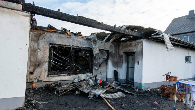 In Neuschönberg ist am Samstagmorgen ein Einfamilienhaus von Flammen zerstört worden. Wie das Feuer zustande kam, steht inzwischen mit ziemlicher Sicherheit fest.