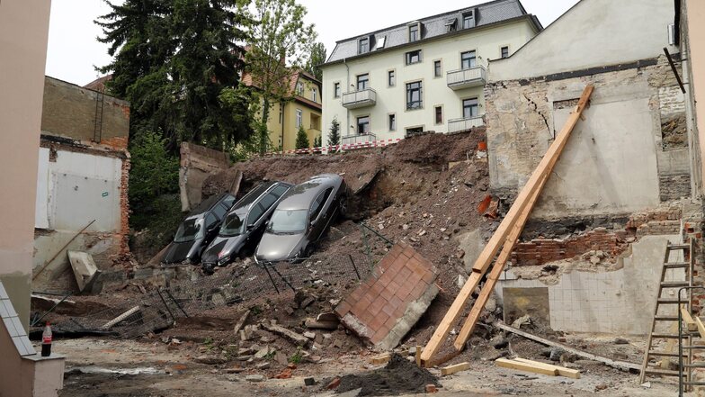 Im Mai 2015 stürzte eine marode Stützmauer in sich zusammen und der Parkplatz des Hauses in der Coschützer Straße 7 versank samt dreier Autos. Bis heute gibt es Streit um die Kosten für eine neuen Stützmauer.
