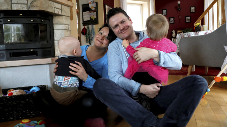 Bedingungslose Liebe: Jana und Dominik Marchner mit ihren Pflegekindern Leon, neun Monate, und Leonie, 16 Monate.