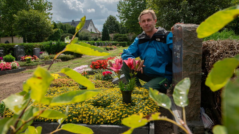 Friedhofsmeister Stefan Ullmann und seine Kollegen sorgen auf dem Großenhainer Friedhof  dafür, dass die Blumen immer gut mit Wasser versorgt sind. Es werden immer mehr Hinterbliebene, die für die Familiengräber Pflegeverträge abschließen.