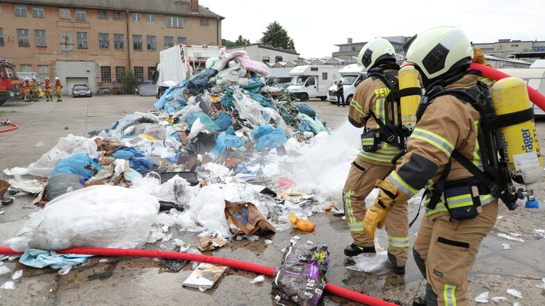 Die Ladung eines Müllfahrzeugs war in Freital in Brand geraten.