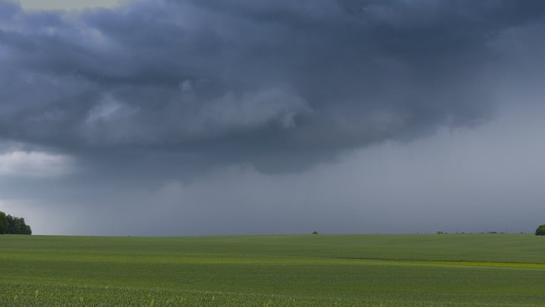 Dunkle Wolken am Horizont: Gewitter gab es im Juni häufig im Osterzgebirge und darüber hinaus.