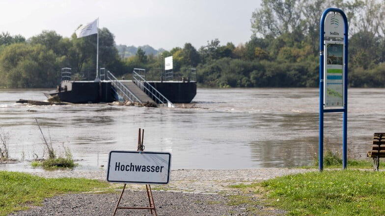 Der Anleger der Sächsischen Dampfschifffahrt in Seußlitz bei Meißen ist vom Elbehochwasser umspült, trockenen Fußes kommt hier keiner mehr an Land.