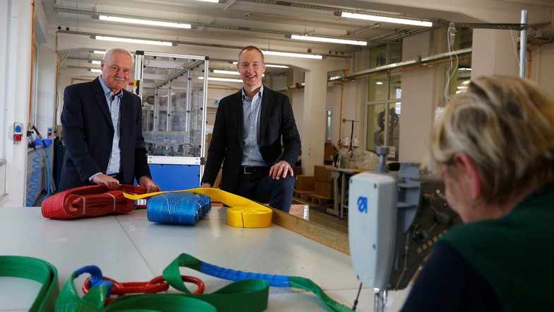 Die Geschäftsführer der Großröhrsdorfer Firma SHZ, Günter (l.) und Matthias Böhme, zeigen Gurte, die im Unternehmen hergestellt werden. Um mehr Platz zu schaffen, wird jetzt eine neue Lagerhalle gebaut.