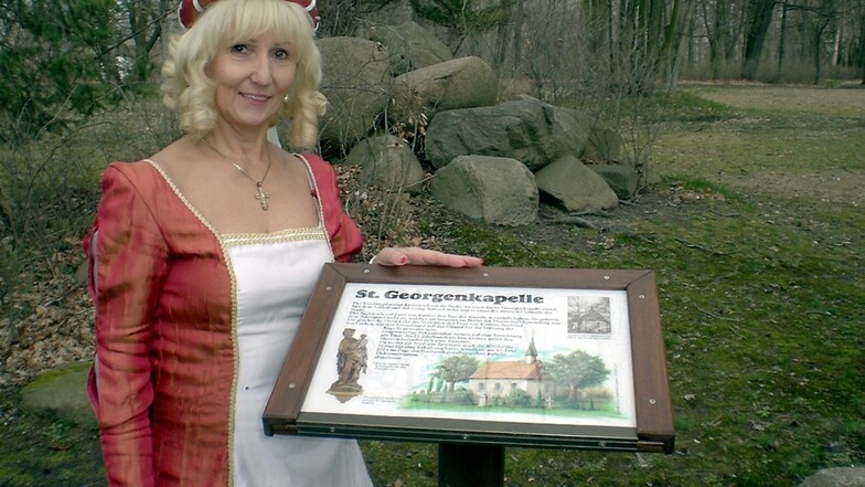 Adelsfräulein Jutta von Kittlitz am Bismarckturm und an der Erinnerungstafel der St. Georgenkapelle.