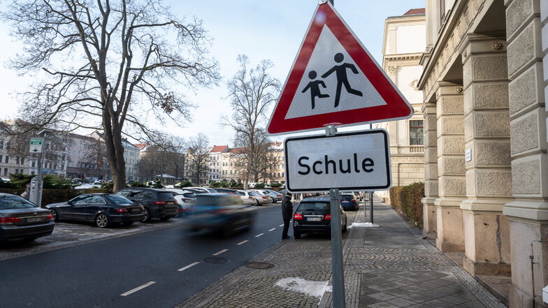 Das neu aufgestellte Verkehrsschild auf dem Wilhelmsplatz in Görlitz vor dem Joliot-Curie-Gymnasium weist auf die Schule hin.