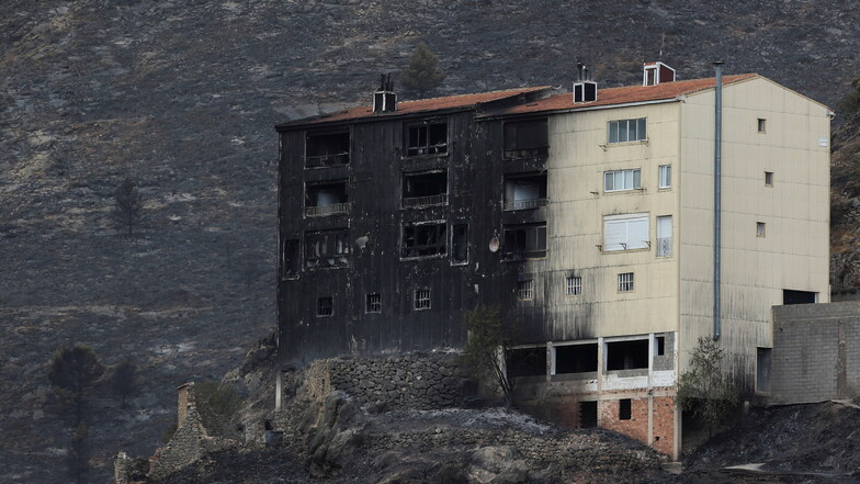 Blick auf ein Gebäude, dass während der Waldbrände Feuer in Bejís gefangen hat.