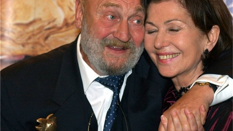 2005: Rolf Hoppe mit Schauspielkollegin Renate Blume bei der Verleihung des Medienpreises "Goldene Henne".