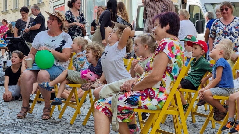 Das Puppentheater Glöckchen begeisterte an der Litfaßsäule die kleinsten Gäste und ihre Familien.