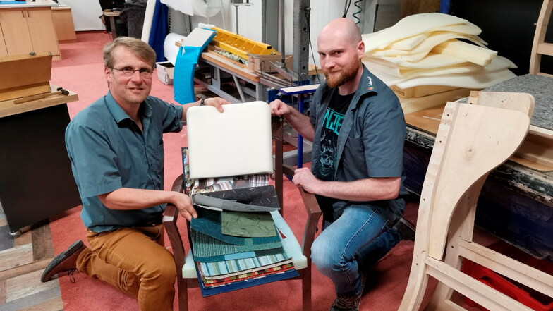 Holger Schmidt und Polsterer Erik Zschoge (r.) wollen eine Stuhl-Produktion in Meißen aufbauen.