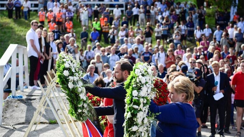 In ganz Norwegen kamen am Freitag Menschen zusammen, um der Opfer der Anschläge in Oslo und auf der Insel Utøya zu gedenken.